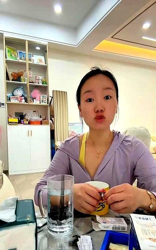 睡午觉还是老实一点，不要跟我们两口子一样大下午的睡午觉。
现在每天掐着娃睡觉的点