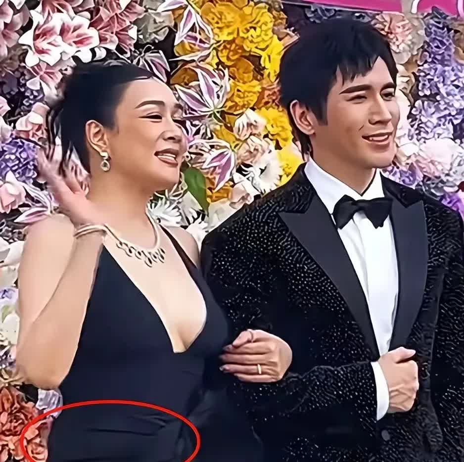 感谢钟丽缇
感谢张伦硕
你们夫妻两个治好了我的中年焦虑
钟丽缇已经55岁
