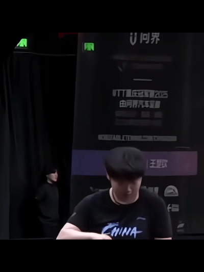 哈哈！
莎莎这个小眼神根本藏不住呀！
趁喝水的时候，
看一下帅哥怎么啦！
