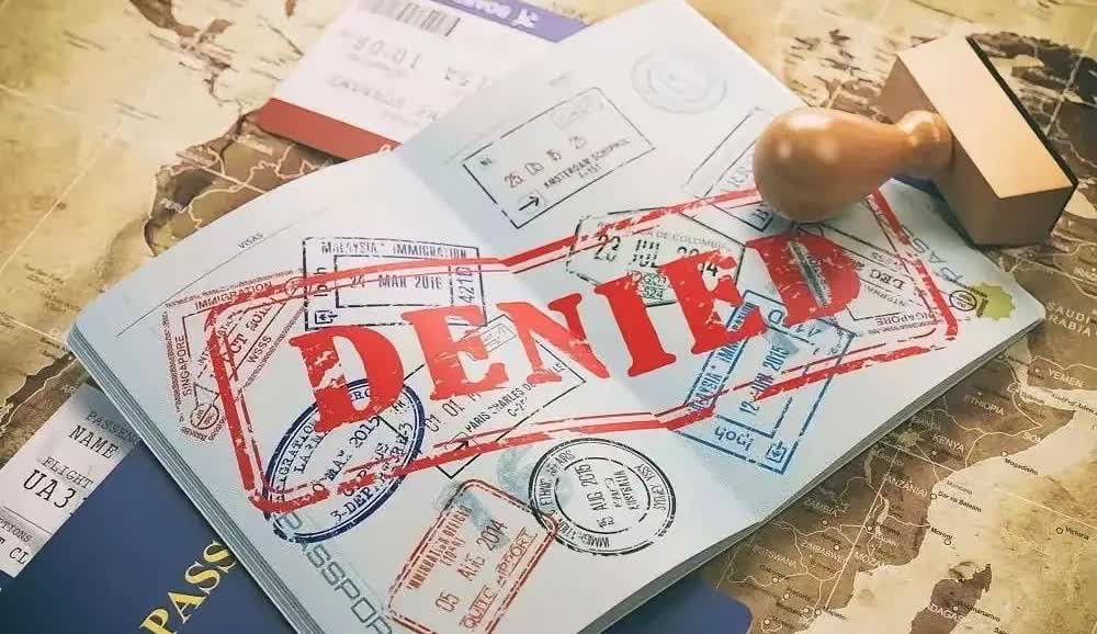 据外媒报道，一位年逾六旬的中国老人，近日在持合法旅游签证赴美探望子女的过程中，因
