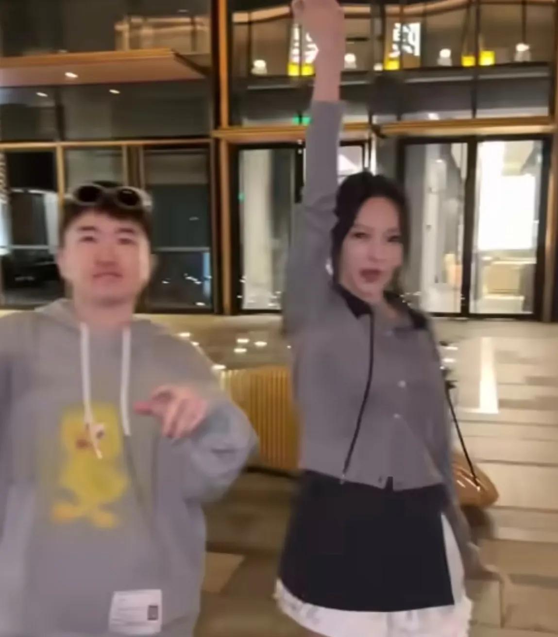 年仅20岁就与张艺兴同台做导师，这样的身材也会注定她前途无量，网友一个宋茜，