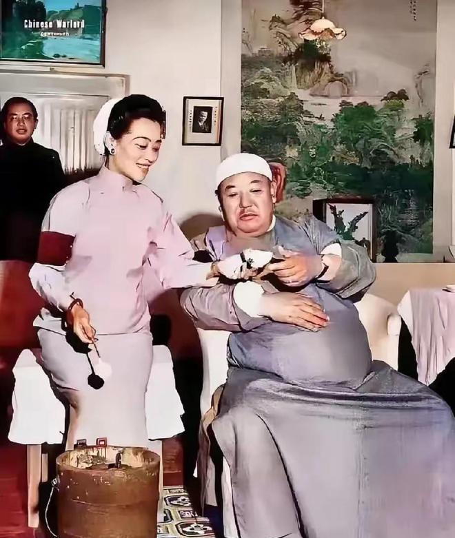 1956年，逃到美国后的马鸿逵，挺着腐败的大肚子，享受着小姨太给他做的奶酪，主政