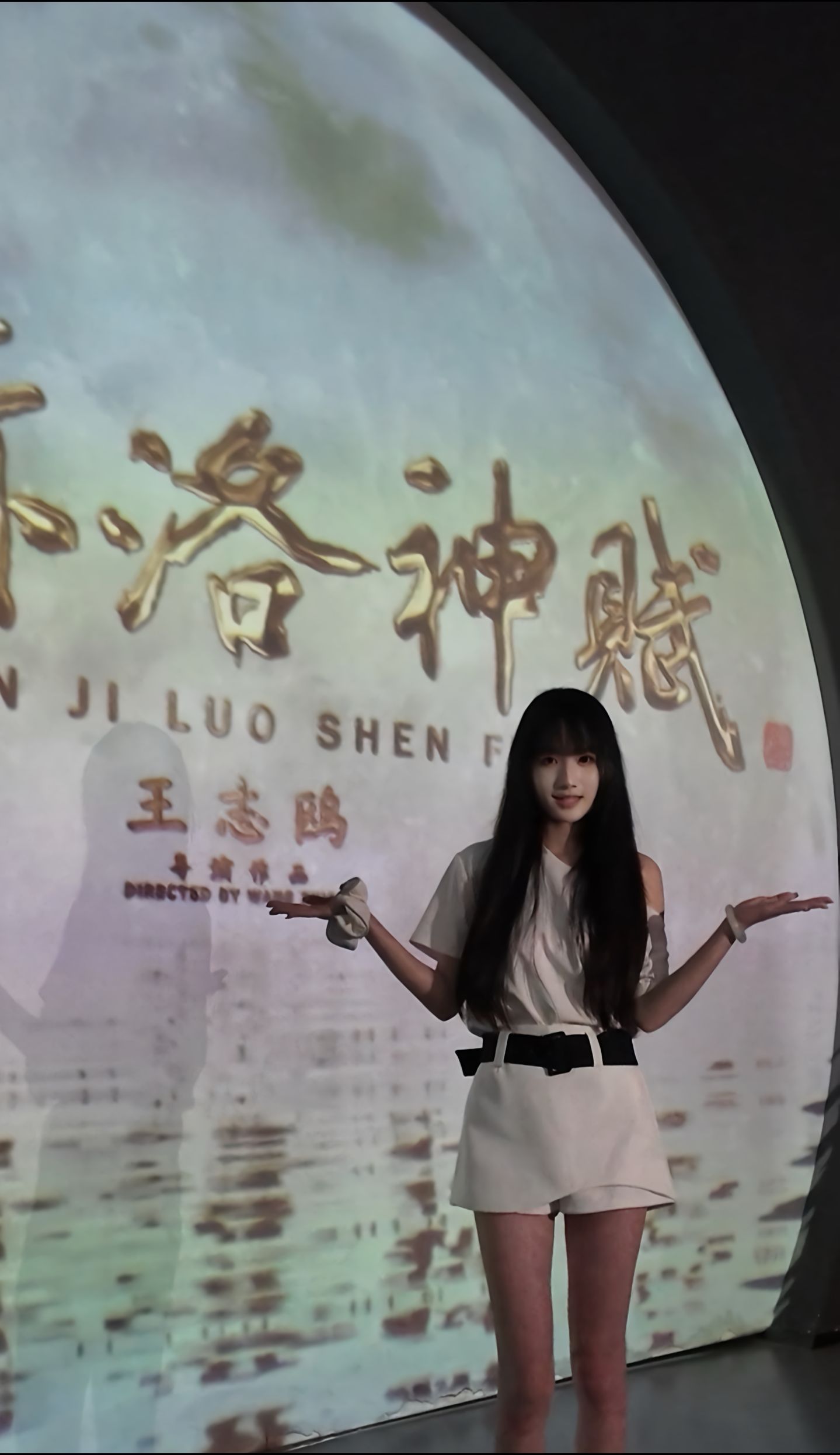 世界上最远的距离，不是爱不是恨， 而是熟悉的人，渐渐变得陌生。