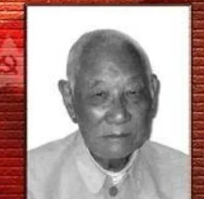 1949年，渣滓洞大屠杀，特务拿着冲锋枪，挨个监舍扫射，刘德彬抢在特务开枪之前，