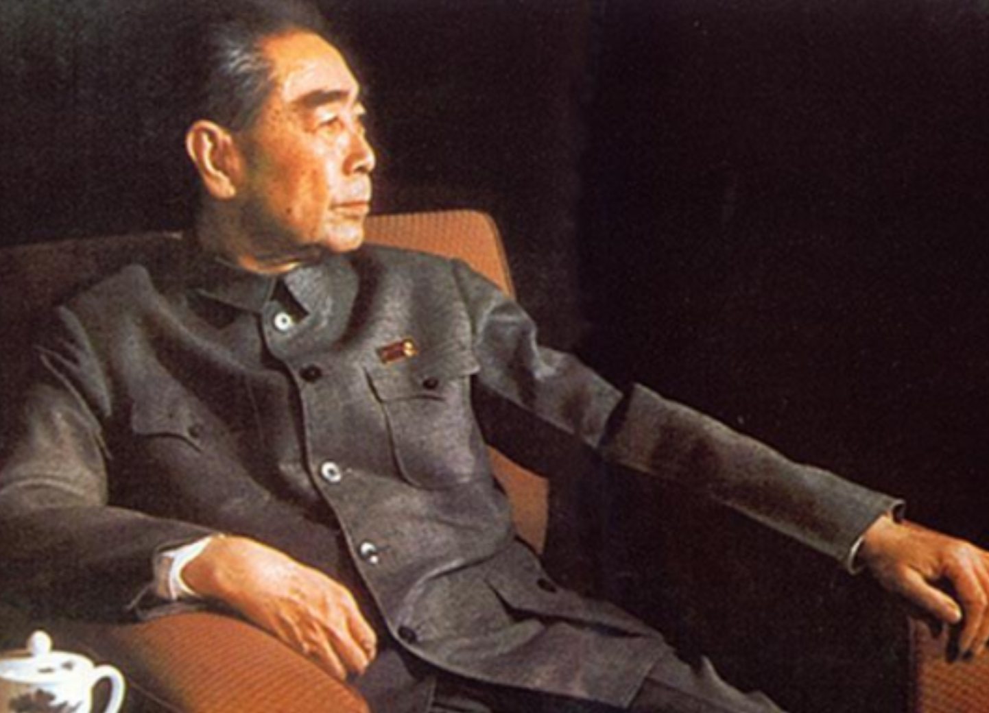 1943年，胡宗南灌醉周总理，安排十几位军官给他敬酒，面对此情形，周总理灵机一动
