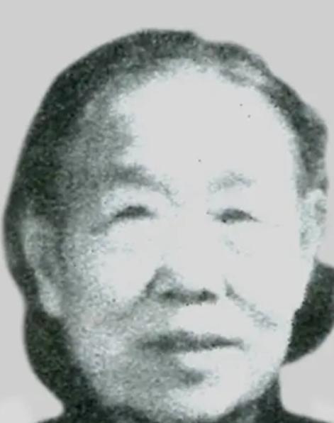 1956年，毛主席在怀仁堂看戏，突然停下来问周恩来一句：“恩来，刘嫂子在哪？”在