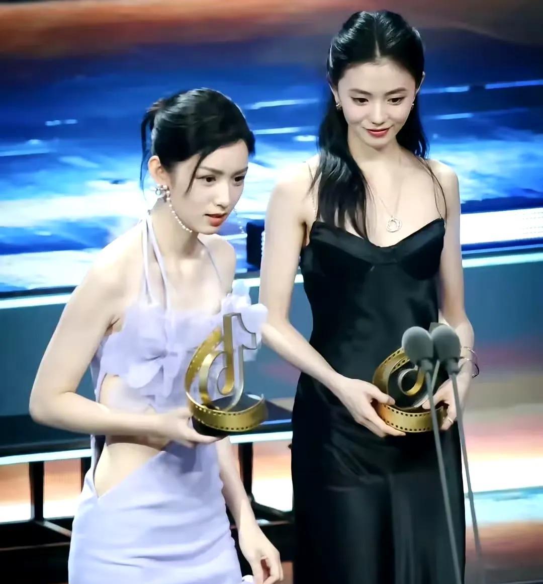 谁能告诉我？
这俩谁是周也？
另一个又是谁？
这两人就像复制粘贴一样，
长得也太