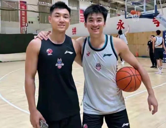 山东男篮在邱彪指导的带领下，有望在本赛季跻身四强。球队的球员配置相当不错，仅在内