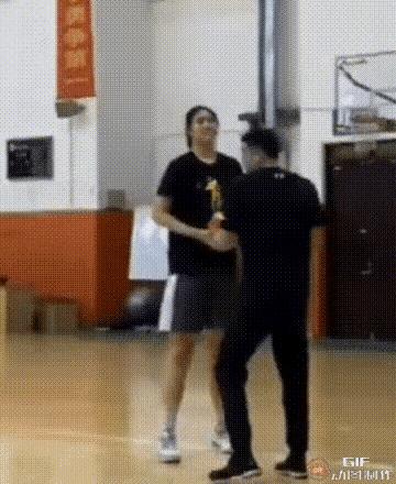 我建议中国男篮国家队聘请巩晓彬为助理教练，专门训练张子宇。
如果把张子宇训练成世