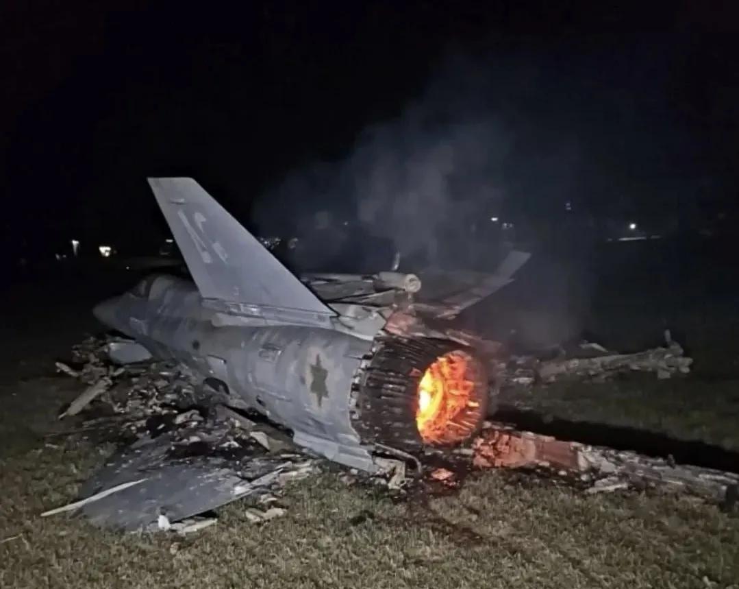 这是波斯官方14日公布的中东小霸王F-35战机残骸照，非常值得怀疑。
从残骸照片