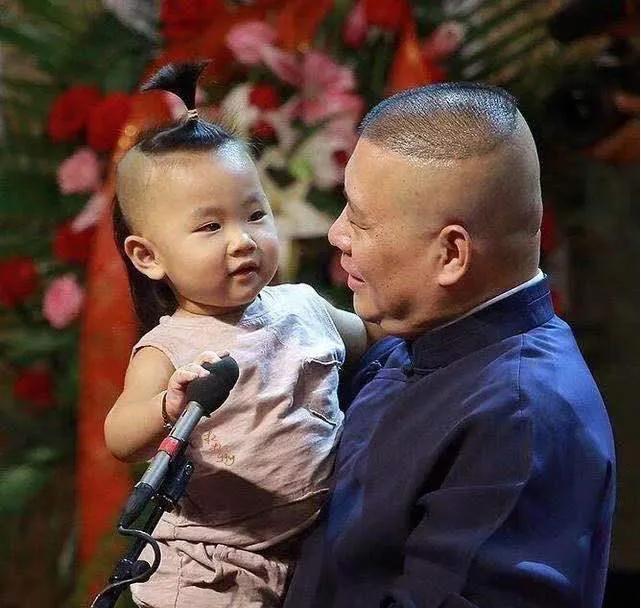 郭德纲曾经瞧上一个孩子，问他演出费多少，一听才30块钱，老郭乐了：“一场我给你一