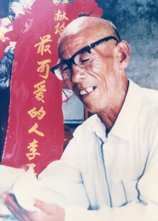 1990年，他时隔40年后，终于回到祖国，找到老部队表示：表示中学课文里说我牺牲