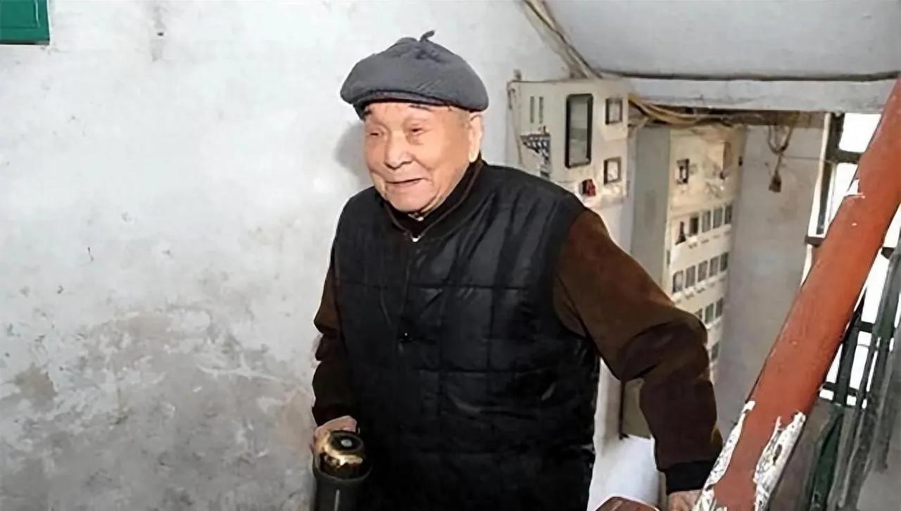 日本逃兵躲到中国活到百岁 给人看病六十年没要钱
1937年日本兵山崎宏被拉去当兵