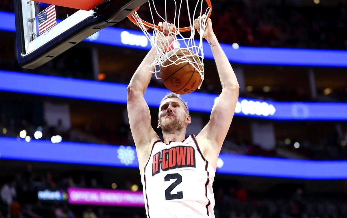 据《福布斯体育》NBA记者Evan Sidery报道，火箭很快将会裁掉中锋兰代尔