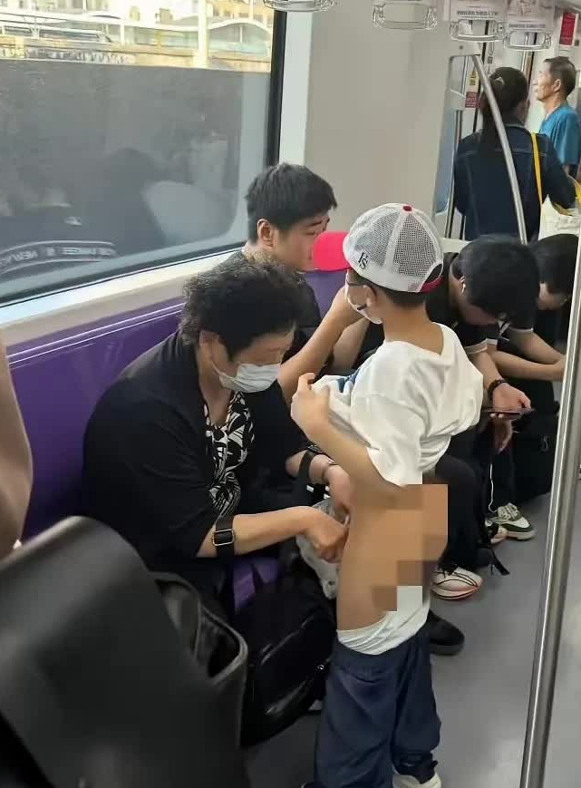 上海地铁里，孙子尿急，奶奶拿塑料袋给孙子接尿，这一幕被网友拍照发上网，还留言：“
