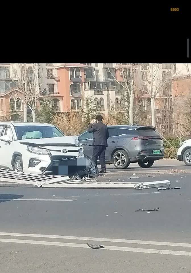 临沂河东东来尚城西边那条滨河大道上，出了一起车祸。这地方平时车就不少，特别是上下
