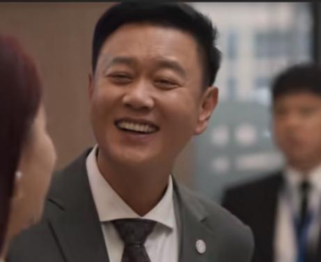 刷视 频，突然发现这个演员，一下子就被他吸引了。一看年纪就不小了，但是还挺帅气的