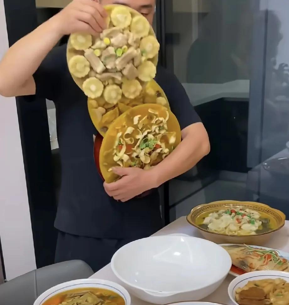 终于知道影视剧里的演员吃饭的戏一直吃饭，不吃菜了！原来这菜也是“演员”，这道具做