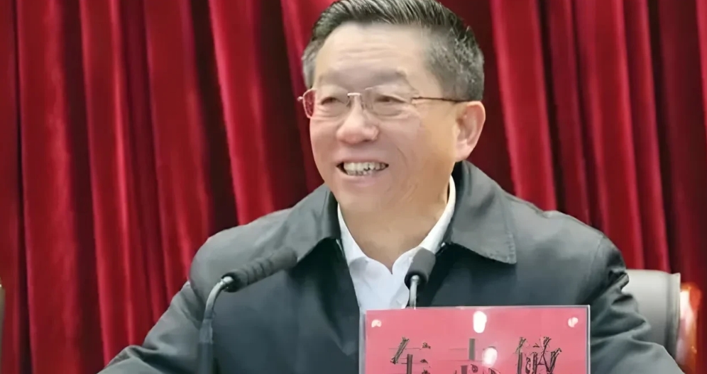 云南节假日反腐不断，又一正厅级干部被查。据云南省纪委监委消息，退休近10年的云南