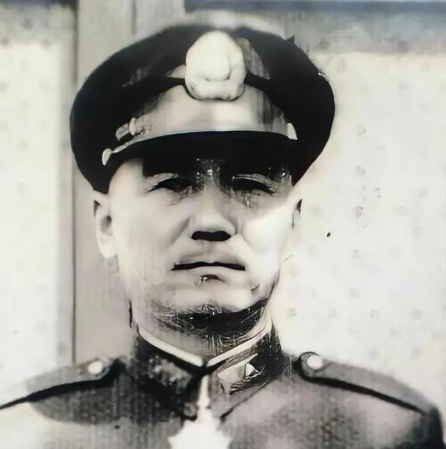 1949年12月，国军军长鲁崇义劝说参谋长何沧浪起义，然而何沧浪却涨红了脸，梗着