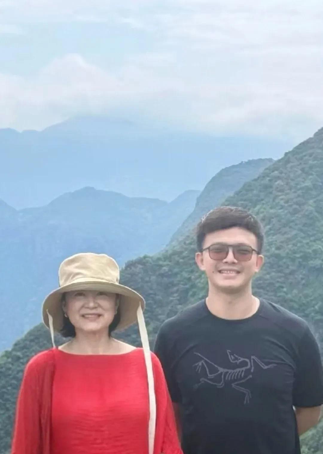 林青霞现身重庆巫山，她变化好大啊！
71岁的林青霞，曾经被称为东南亚第一美女，近