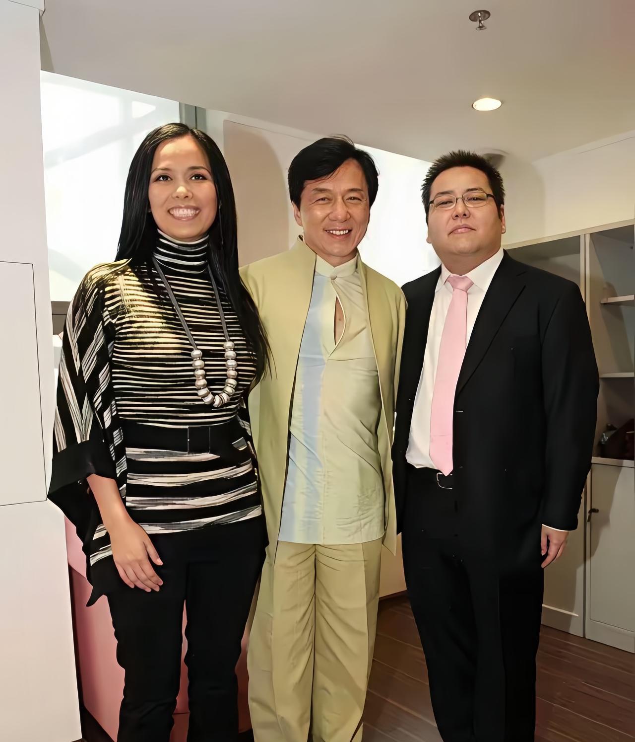 成龙大哥参加活动旧照，与韦唯和另外一名男子合影的画面。
成龙大哥无论参加什么活动