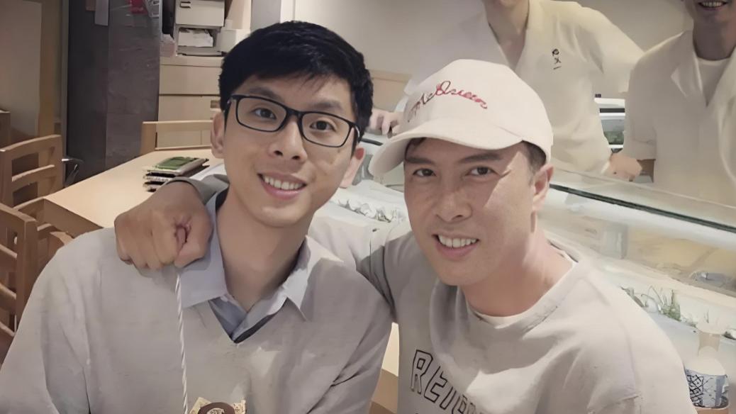 原来甄子丹还有个大儿子，都已经31岁了，和甄子丹长得非常地像