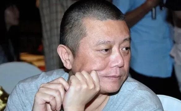 王朔真的老了！记得高三的时候，在被窝里偷偷看王朔文集，一半一半看了好几遍，看得泪