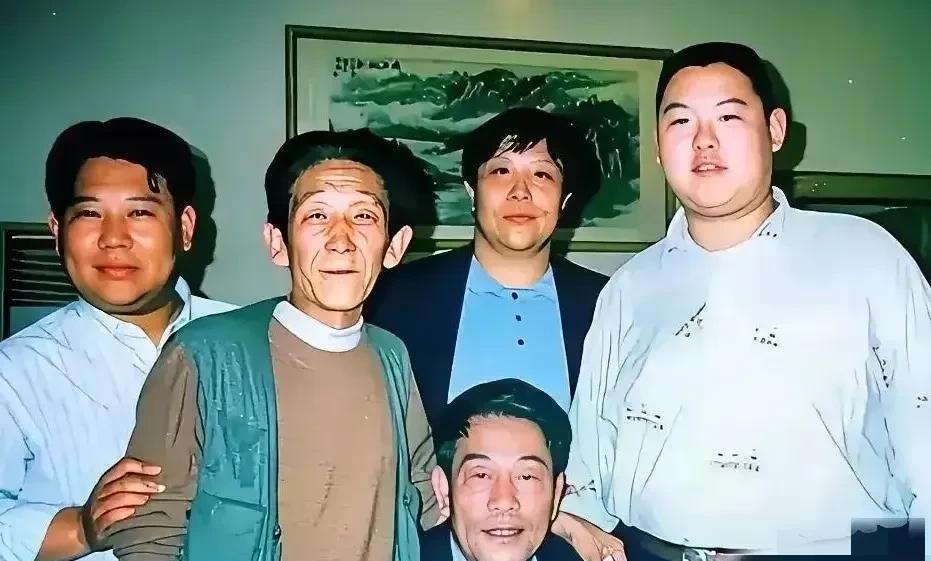那时的郭德纲还啥也不是！
照片上有两个人已经走了，这几个人那时的关系还挺好，他们
