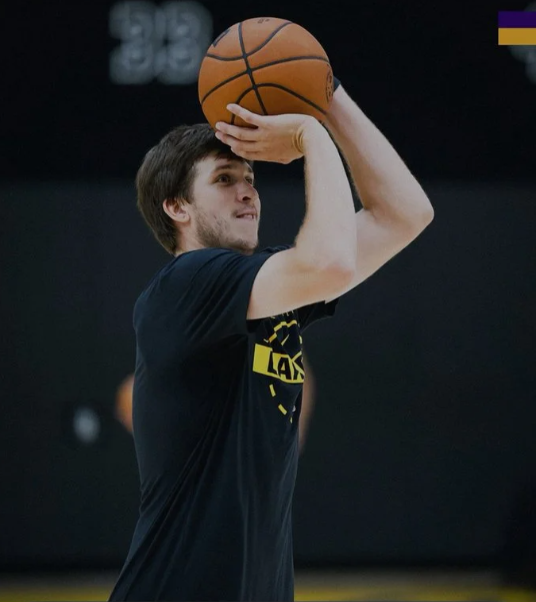 美媒NBA Memes发布推文晒出截图，卢卡-东契奇调侃他的后场搭档奥斯汀-里夫