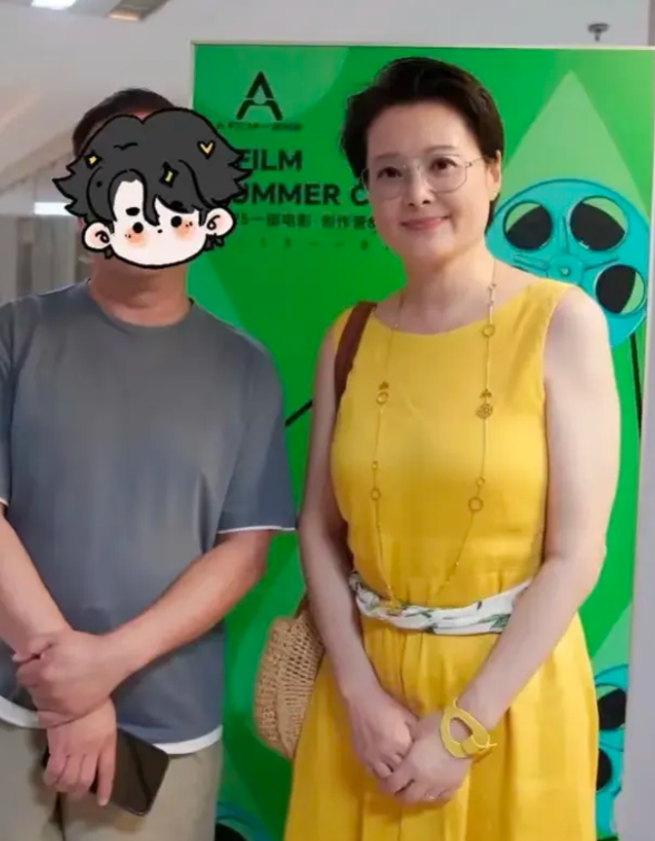 53岁袁立长这样，皮肤白皙，短发眼镜很显气质
