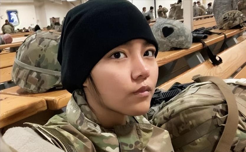 2019年，一叛国女孩在美国就混不下去了，想要回国，却发现自己被禁止入境。原来，