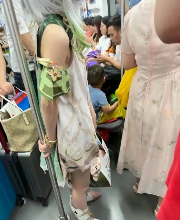 地铁上碰到的，她以为她很时髦吗​