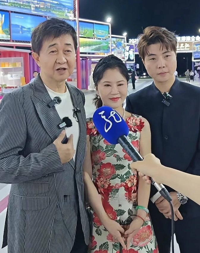 付笛生一家三口合照！他们一家也是三个人共用一张脸，儿子长得就是他们两口子的缩小版