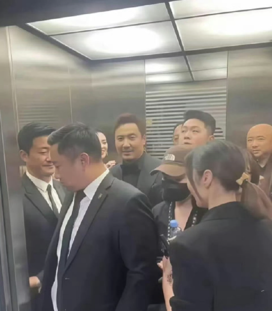 如果你进了这部电梯，你会说什么？ ​ ​​​
