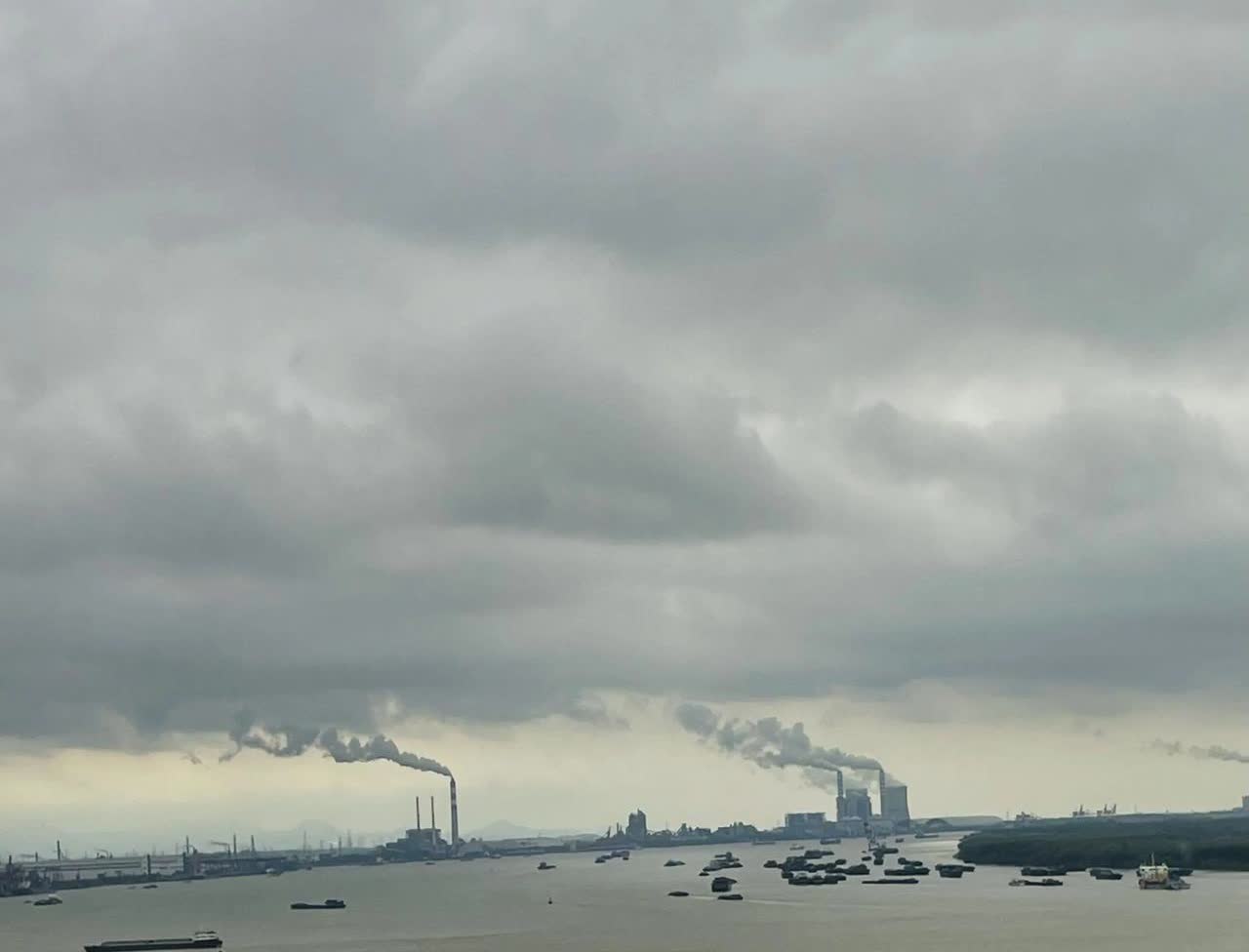 润扬长江大桥把我干懵了
从扬州上高速，路过润扬大桥，堵爆了，过了江被赶下高速，