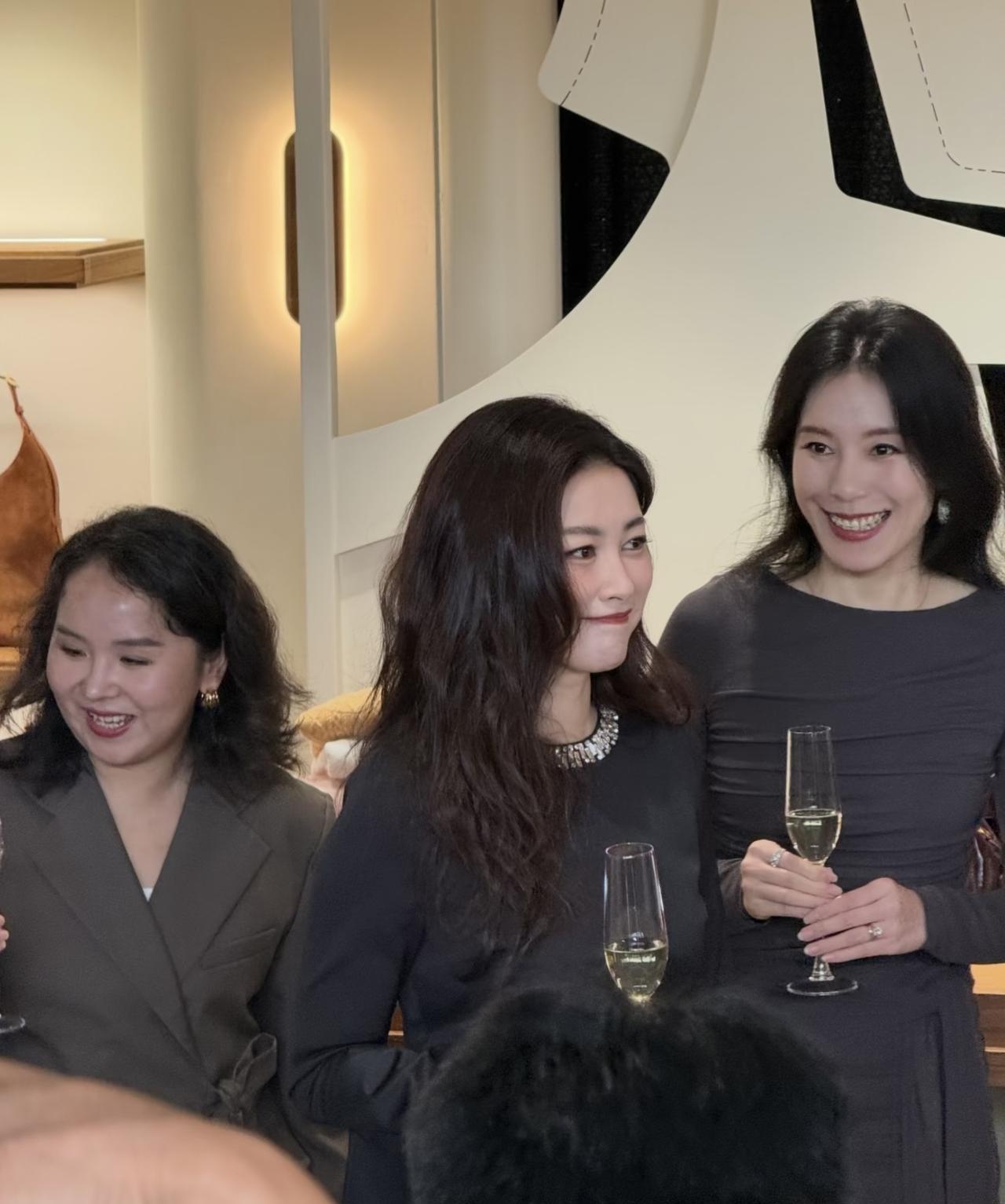 9月21日，有位网友在北京偶遇朱珠，她在三里屯为某新店开业剪彩的画面。
当天，李