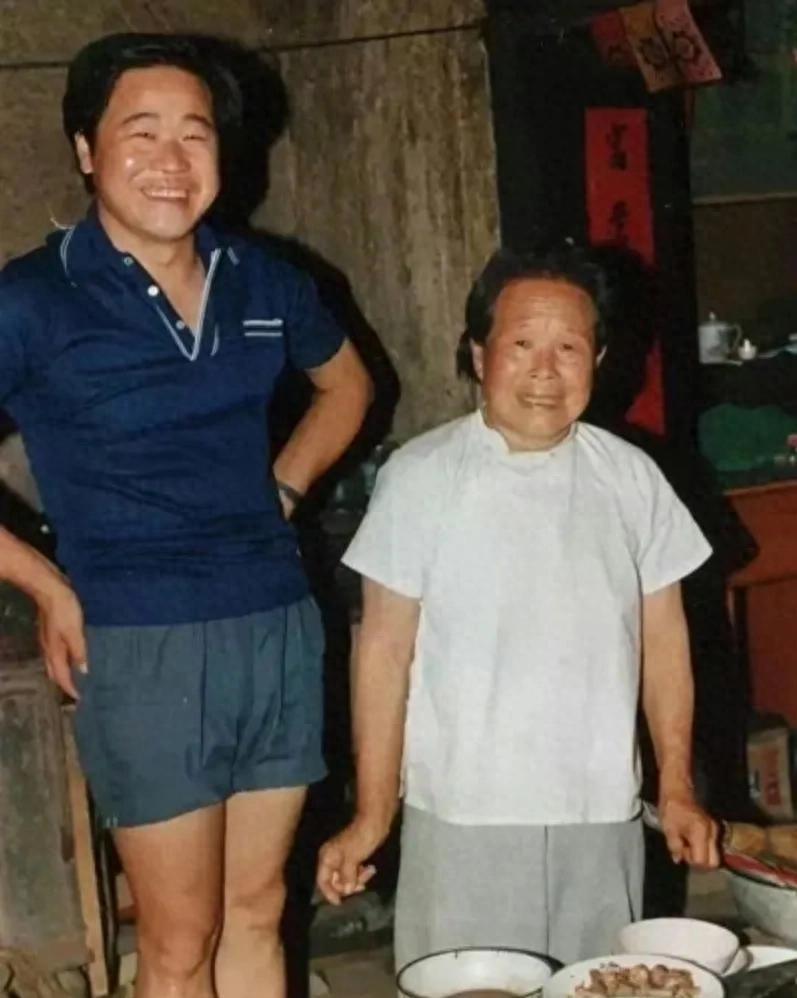 80年代，莫言和母亲高淑娟，一张罕见的合影，不得不说娘俩太像了