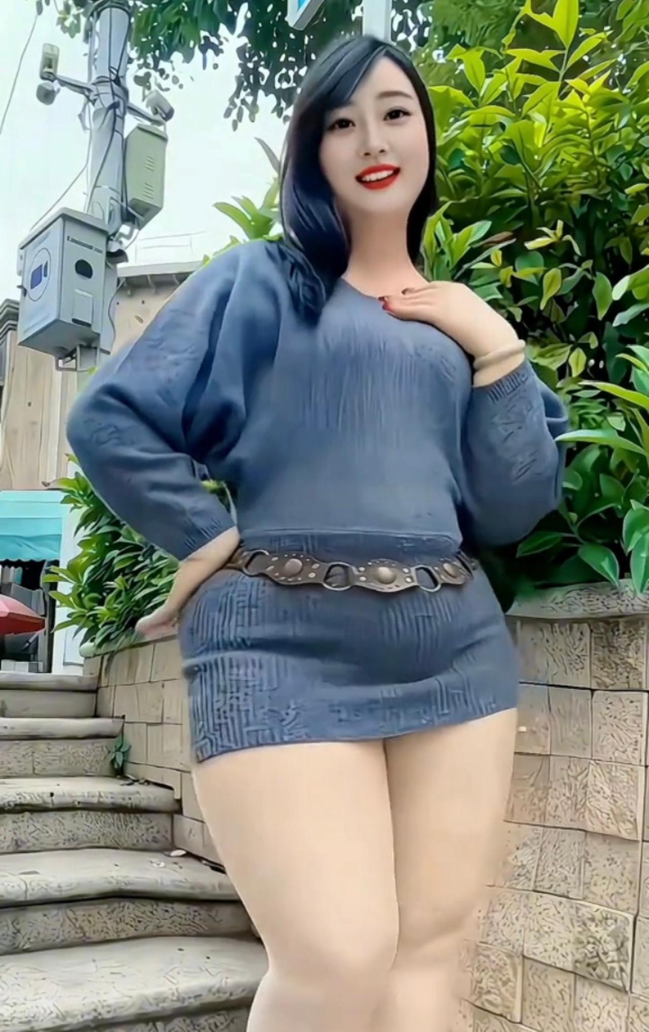 打油诗.胖姑娘
蓝衫裹身显富态，
腰带一横添风彩。
笑对生活步子迈，
胖妞也有好