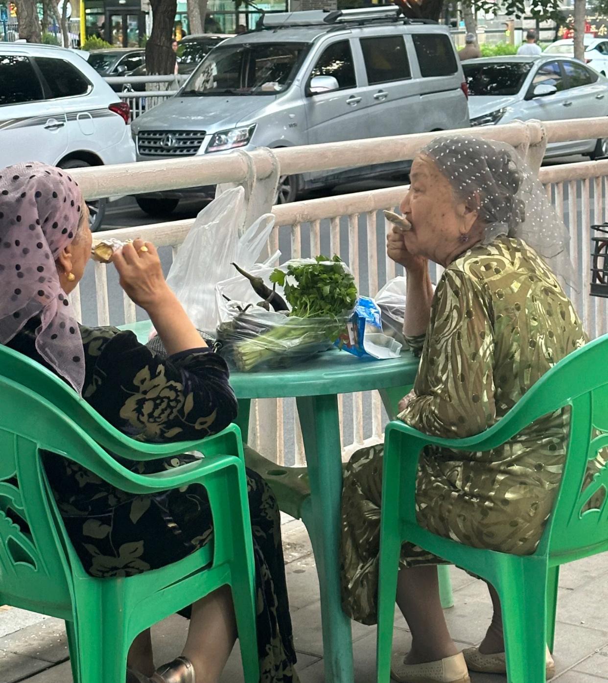 新疆的女性真是美美哒过了一生啊！
民族风的花长裙绚丽多彩，再搭配上漂亮的小头巾，