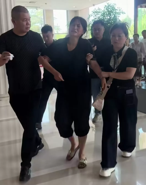 东北大学遇难者的母亲来接孩子了！
泪水早已哭干，
整个身体已经由不得她来主宰，在