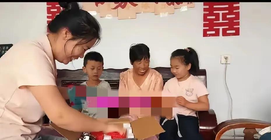 终于知道为啥有人说小红婆婆对饭饭有偏见了？不得不说小红真有头脑，为了博得流量，带