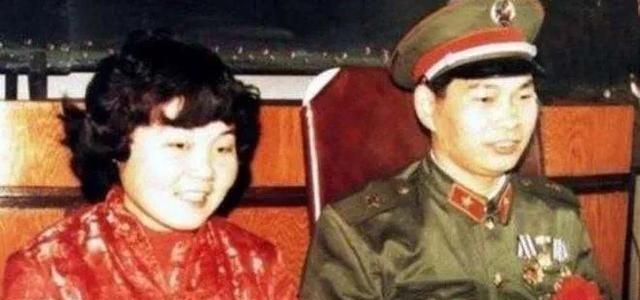 1985年，战火的前线，硝烟弥漫，炮声轰鸣。某个瞬间，一个惊天动地的爆炸响彻云霄