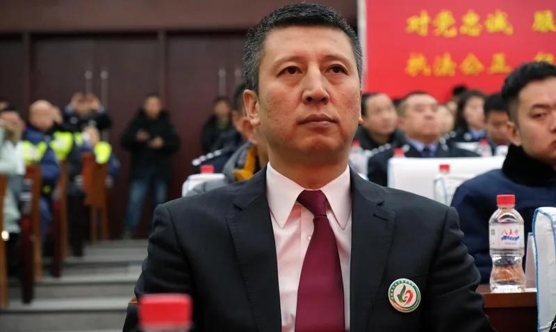 从CBA冠军教头到国家队黯然下课，郭士强的执教生涯为何如此撕裂？这位训练场上铁血