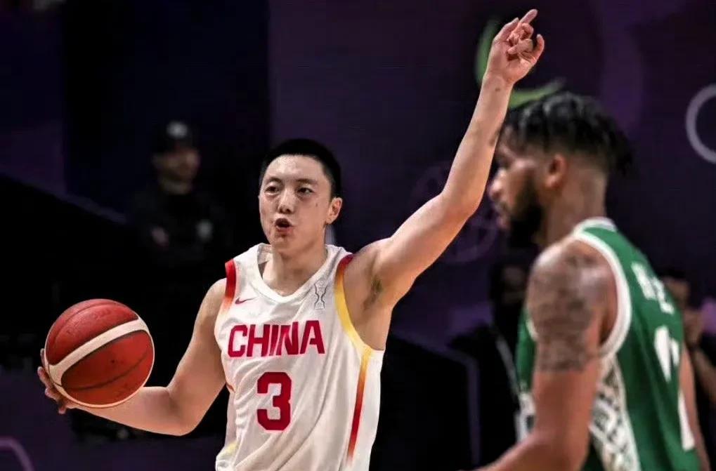 男篮险胜沙特，媒体人盛赞胡明轩：给内线吊球润物细无声，让胡金秋和余嘉豪受益，郭士