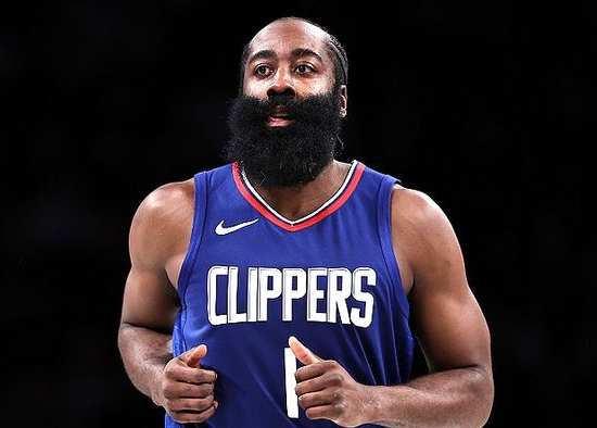 哈登现在打球非常沮丧，看数据可能会感觉哈登打的还不错，可防守端哈登手都不伸，也不