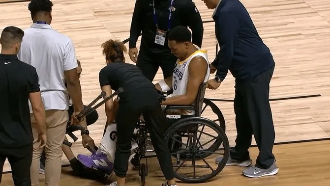 NBA夏季联赛，湖人78-87不敌凯尔特人。
第二节比赛中，湖人球员达里厄斯-贝