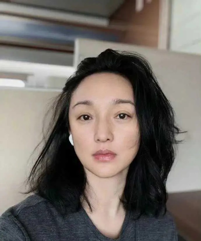 最近周迅50岁素颜引热议，她晒照配文：女人要放过自己