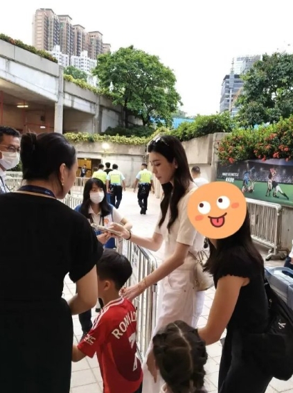 奚梦瑶带儿子看球赛走特殊通道不用排队，儿子腿长继承她的好基因，这才是真豪门！