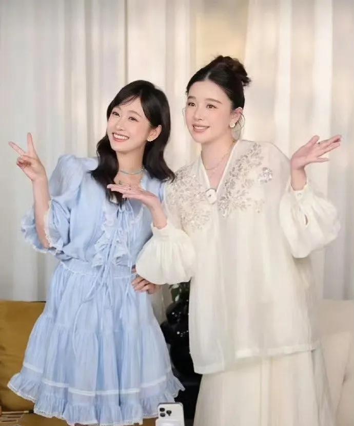 #阚清子刘美含聚会# 两大美女同框的画面，像一杯加了蜜的柠檬水，清爽里裹着甜意，